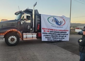 Sindicatos, trabajadores y proveedores bloquean carretera en Nogales