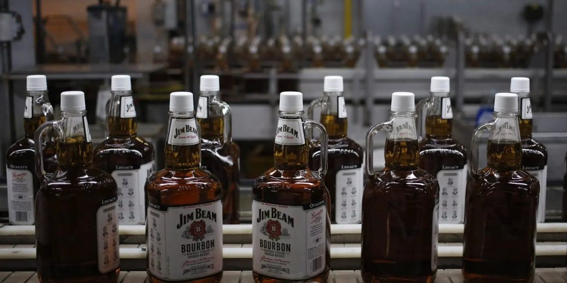 Jim Beam detiene su producción ante la crisis del mercado del whisky