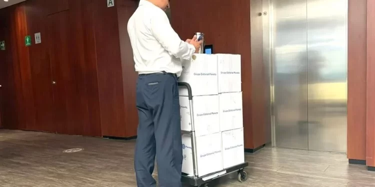 Gasta Adán millonada en 17 mil libros de AMLO