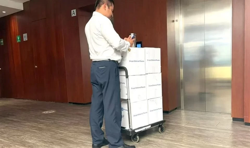 Gasta Adán millonada en 17 mil libros de AMLO