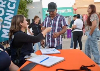 Acerca Ayuntamiento de Hermosillo sus servicios a Puerta del Rey con “Miércoles en tu Colonia”