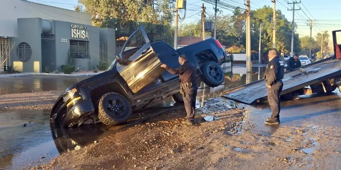Camioneta cae en socavón en el bulevar García Morales y provoca caos vial en Hermosillo