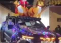 ‘Los Tlacos’ arman desfile navideño y regalan juguetes a niños en Guerrero