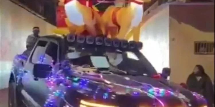 ‘Los Tlacos’ arman desfile navideño y regalan juguetes a niños en Guerrero