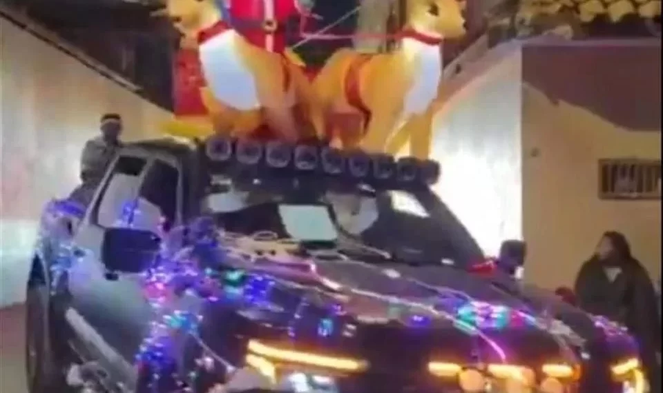 ‘Los Tlacos’ arman desfile navideño y regalan juguetes a niños en Guerrero