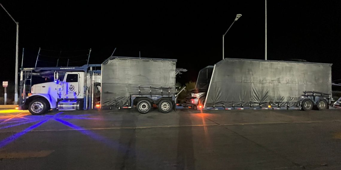 Aseguran tráiler que transportaba armas y vehículos robados