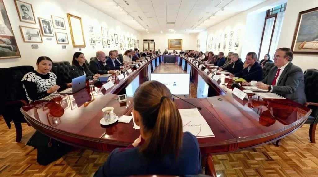 Se reúne Sheinbaum con economistas en Palacio Nacional