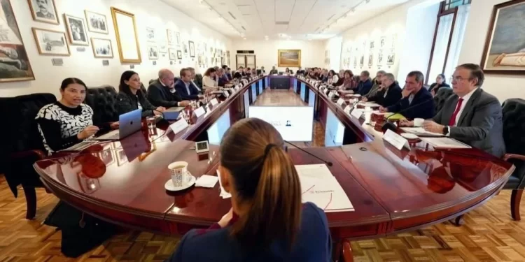 Se reúne Sheinbaum con economistas en Palacio Nacional