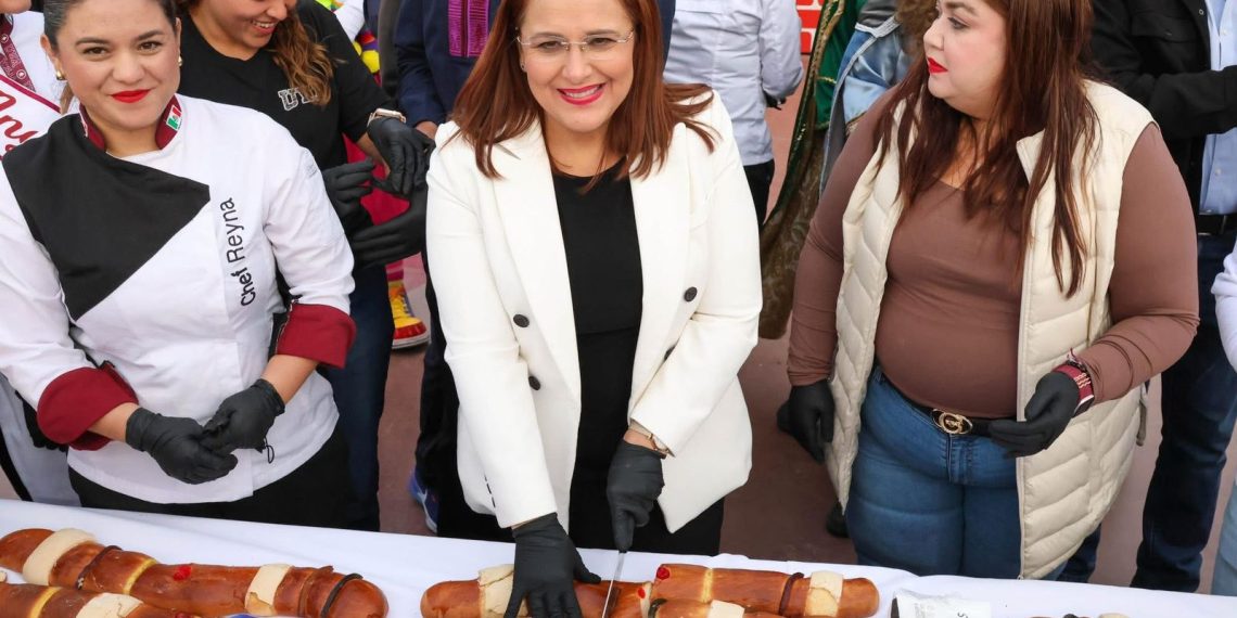 Festeja Doctora Karla Córdova Día de Reyes con megarosca en Guaymas