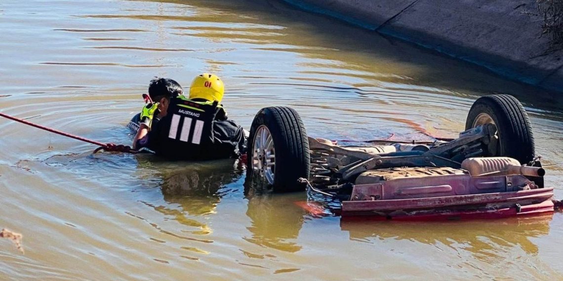 Mueren cuatro jóvenes tras volcar su auto en canal de Navojoa