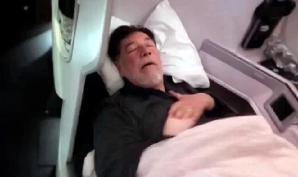 Aseguran que Noroña volvió de Roma en asiento premier