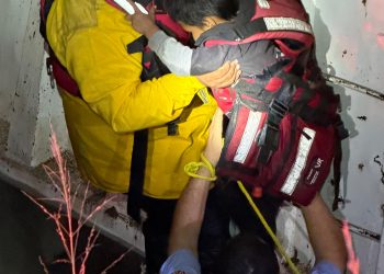 Rescatan bomberos y Seguridad Pública Municipal a padre e hijo que cayeron al canal bajo en Cajeme