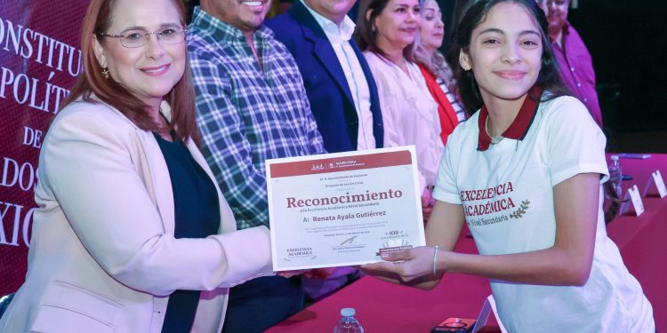 Realiza Ayuntamiento de Guaymas reconocimiento a alumnos de excelencia académica