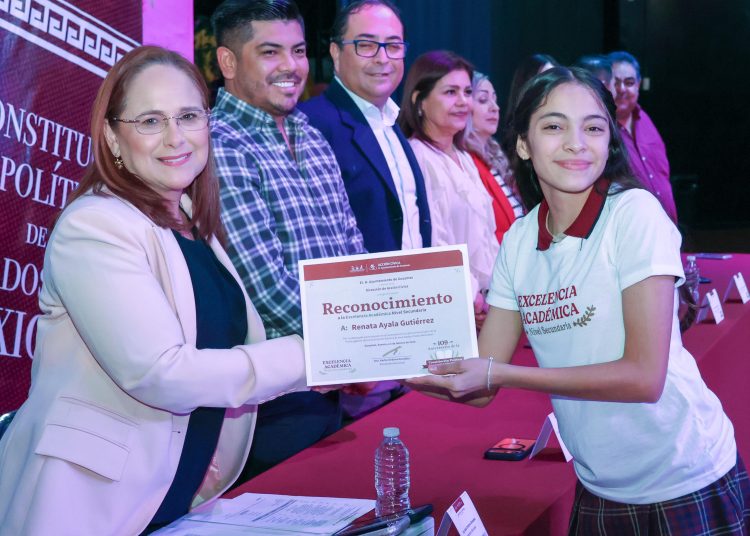 Realiza Ayuntamiento de Guaymas reconocimiento a alumnos de excelencia académica