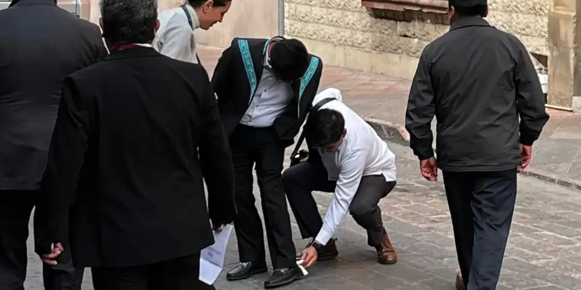 Colaboradores limpian zapatos a Hugo Aguilar en público