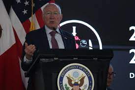 México puede convertirse en la batería de energías limpias: Ken Salazar