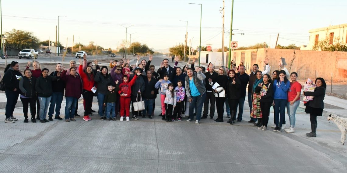 Entrega Toño Astiazarán pavimentación en un tramo más del bulevar Las Quintas