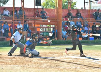 Compiten por el triunfo en la final de la Liga de Beisbol Interdependencias del Ayuntamiento de Hermosillo