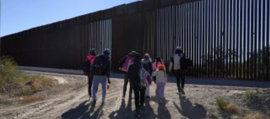 Impulsan republicanos de Arizona leyes contra migrantes