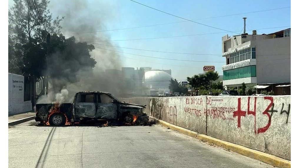 Atacan normalistas FGE-Guerrero y queman vehículos