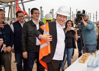 Constata Gobernador Durazo avances del Hospital General, entrega becas y apoyos de vivienda en Navojoa