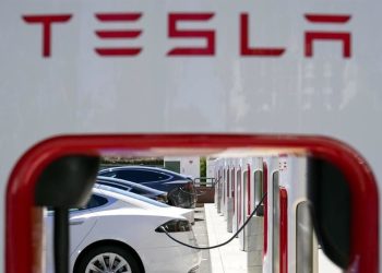 Tesla desecha plan de autos de bajo costo