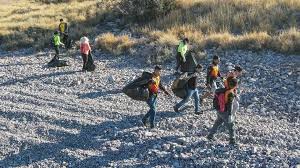 Senderistas limpian playa El Carricito de Guaymas