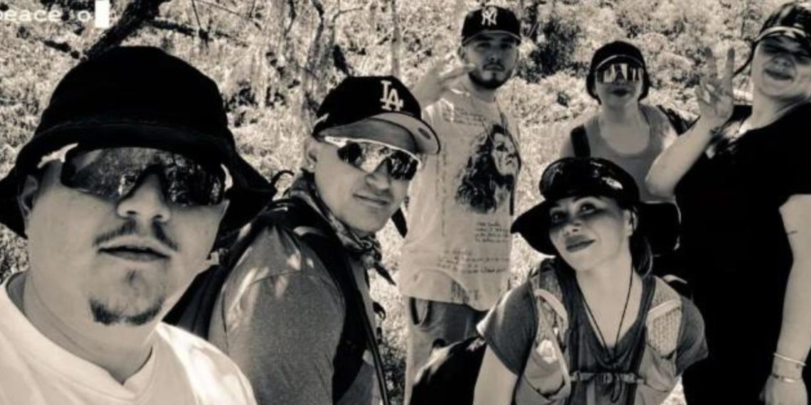 Hijos de Jenni Rivera visitan el lugar del accidente aéreo de su mamá