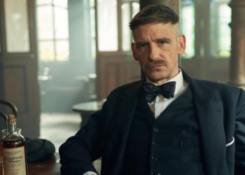 Actor de exitosa serie 'Peaky Blinders' es aprensado por posesión ilegal
