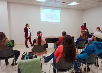 Orienta Isssteson a papás sobre la alimentación complementaria de bebés