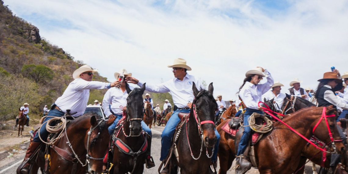 Participa Ramón Flores en “Cabalgata de la Amistad” para llevar el mensaje de Claudia Shienbaum