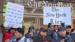 Morenistas protestan en las oficinas del NYT: ‘Tarados y chayoteros’, vociferan