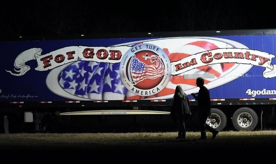 Caravana antimigrante protesta en frontera con México