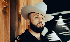 Carín León hace polémica confesión durante concierto