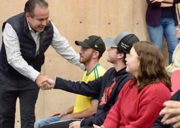 Incluye Toño Astiazarán a comunidad artística y cultural a CRECES en Salud