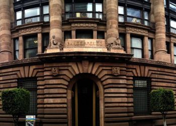 Banxico advierte debilitamiento económico al cierre de 2023