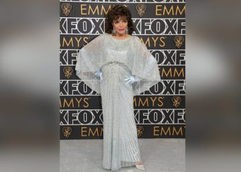 Joan Collins, a sus 90 años, deslumbra en los premios Emmy
