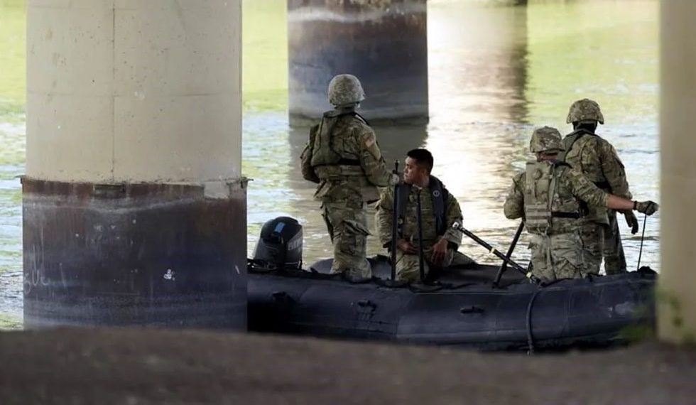 Construye Texas campamento militar en frontera con México