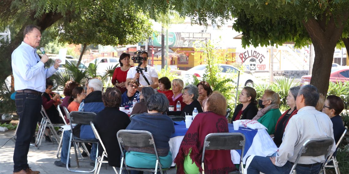 Visita “El Borrego” Gándara a vecinos del Fovissste