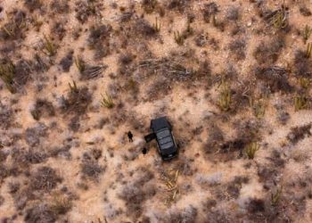 Conductor confunde el freno con acelerador y cae a un barranco en Sonora