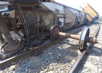 Descarrila tren grupo armado