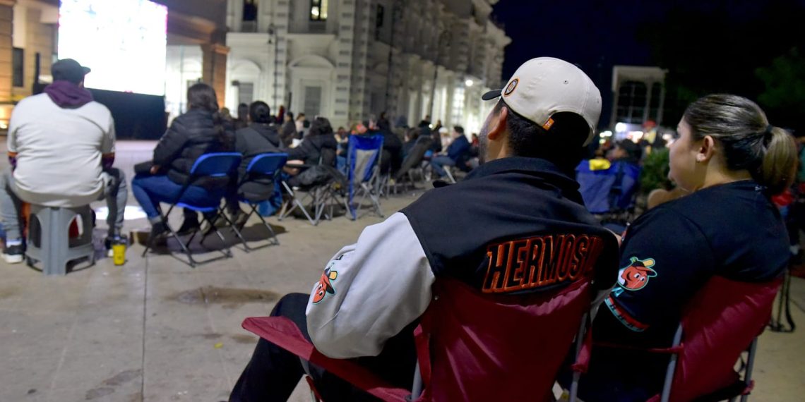 Viven gran emoción con tercer juego de los Naranjeros en la Plaza Zaragoza