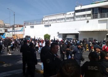 Arremeten padres de los 43 contra FGR…¡con un camión!