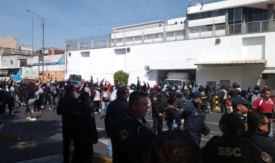 Arremeten padres de los 43 contra FGR…¡con un camión!