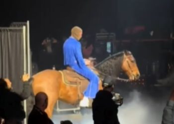 PETA acusa a Bad Bunny de maltrato animal por llegar a caballo a concierto