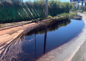 Brota fuga de aguas negras con sangre en el Parque industrial