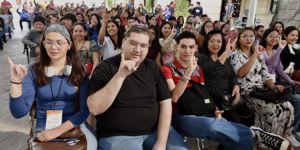 Se gradúan 2 mil 400 jóvenes del Taller de Lengua de Señas Mexicana