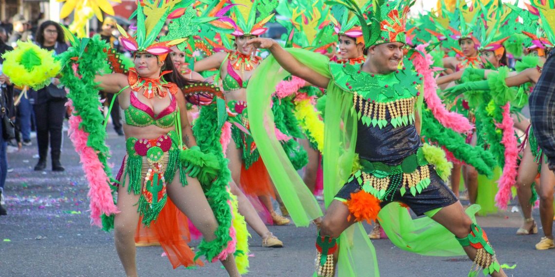 Un éxito primer desfile de comparsas y carros alegóricos del Carnaval Guaymas 2024 “La magia de Sonora”.