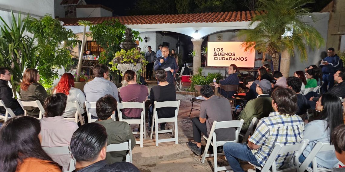 Diálogo franco y directo de jóvenes de diferentes municipios con Beltrones