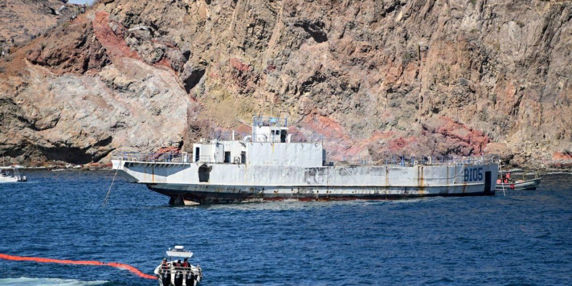 Realizan ceremonia de hundimiento del ex buque Suchiate BI-05